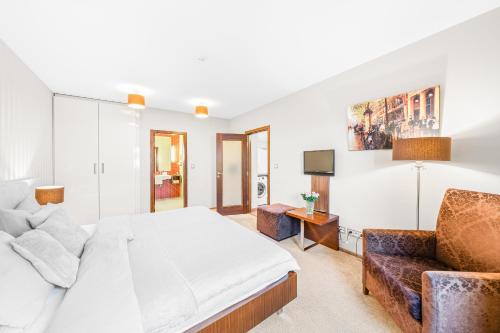 1 dormitorio con 1 cama y 1 sofá en Spacious apartment in perfect location 52m2, en Plzeň