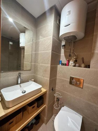 La salle de bains est pourvue d'un lavabo blanc et de toilettes. dans l'établissement STUDIO DE LUX A BOURGOGNE, à Casablanca