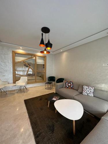 - un salon avec un canapé et une table dans l'établissement STUDIO DE LUX A BOURGOGNE, à Casablanca
