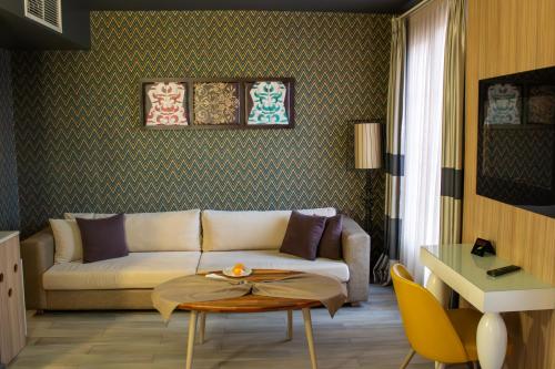 sala de estar con sofá y mesa en Hotel Zade, en Erzurum