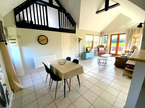 un grand salon avec une table et des chaises dans l'établissement LE COURTIL : Charmante maison Bretonne, à Saint-Alban