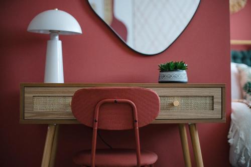 einen Stuhl unter einem Schreibtisch mit einer Lampe in der Unterkunft Gloucester getaway with gaming room, desk & parking in Gloucester