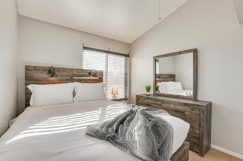 een slaapkamer met een groot bed en een spiegel bij Peoria Home with Private Pool, Hot Tub, and Gas Grill! in Peoria