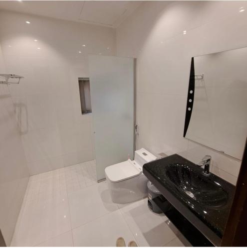 un bagno bianco con lavandino e WC di النظافه والجوده a Riyad
