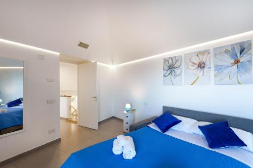 a bedroom with a blue bed and blue pillows at Holidays Homes The dream in Sant'Agnello