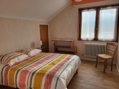 une chambre avec un lit, une chaise et une fenêtre dans l'établissement Maison Bellevue, à Annecy