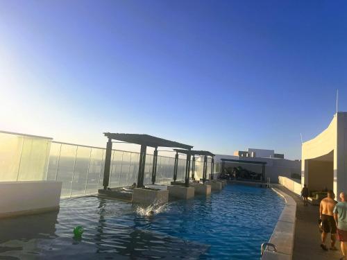 a swimming pool on the top of a building at Espectacular Loft para estrenar, Reserva del Mar, playa salguero in Gaira