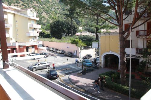 een balkon met uitzicht op een straat bij Casa corrado in Sarno