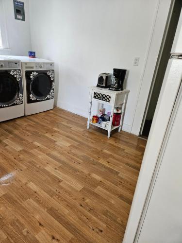 Il comprend une cuisine avec 2 lave-linge et du parquet. dans l'établissement The Bungalow, à Seymour