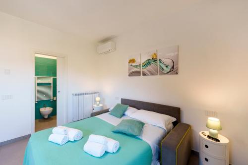 a bedroom with a bed with towels on it at Holidays Homes The dream in Sant'Agnello