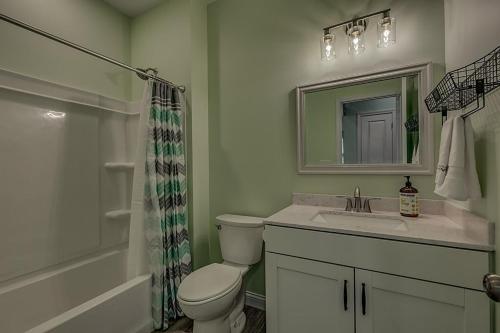 y baño con aseo, lavabo y espejo. en 100 Acre Relaxing Retreat Near Ark - The Cottage en Williamstown