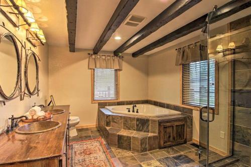 Ένα μπάνιο στο New Hot Tub Fall Oasis with Amazing FawnLake Views