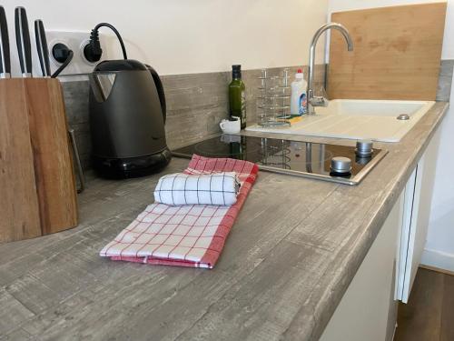- un comptoir de cuisine avec 2 serviettes et un évier dans l'établissement ღ L'Accostage • Au cœur du vieux port et du Centre Ville, à La Rochelle