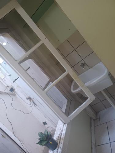 a ceiling in a bathroom with a window at Kitnet próximo calcadão Praia Jacaraipe in Serra