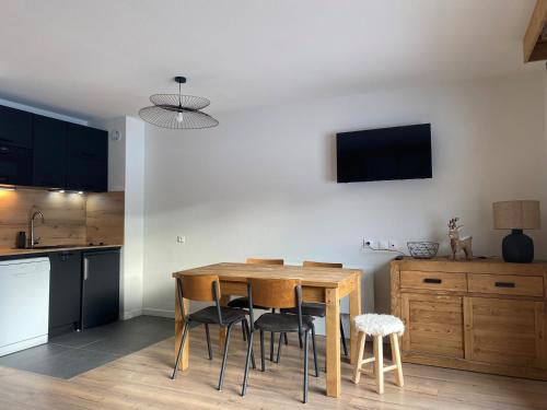 Nhà bếp/bếp nhỏ tại Appartement rénové T2, vue montagne