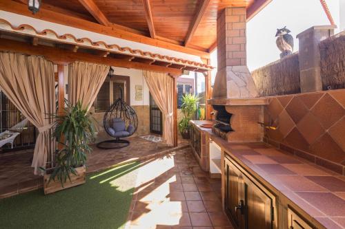 une cuisine extérieure avec un plafond en bois et une terrasse dans l'établissement Lightbooking Janeth Agaete, à Agaete