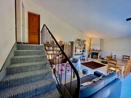 un salon avec un escalier et un canapé dans l'établissement Villa Teiva - 200m de la plage, à Royan