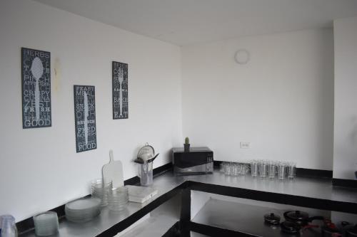 una cocina con una encimera con gafas. en Casa Matuna - Cartagena, en Cartagena de Indias
