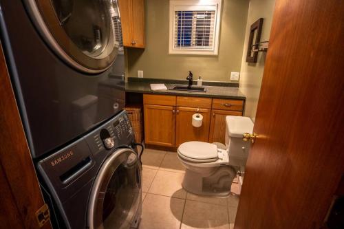 een kleine badkamer met een wasmachine bij The Charming Cowboy House in Ellensburg