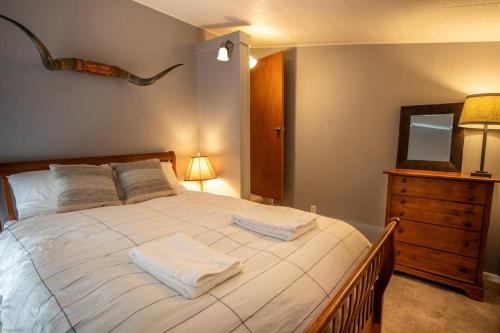 Ένα ή περισσότερα κρεβάτια σε δωμάτιο στο The Charming Cowboy House
