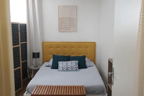 une chambre avec un lit avec des oreillers bleus dans l'établissement ღ L'Accostage • Au cœur du vieux port et du Centre Ville, à La Rochelle