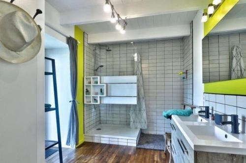 een badkamer met een douche, een wastafel en een bad bij Maison avec Jardin,Terrasse,bar,baby foot 4-6 pers in Le Guilvinec