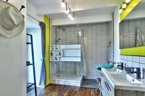 une salle de bain avec une douche, un lavabo et une baignoire dans l'établissement Maison avec Jardin,Terrasse,bar,baby foot 4-6 pers, au Guilvinec