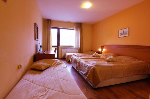 En eller flere senge i et værelse på Pirina Club Hotel