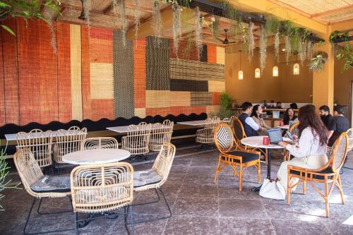 un groupe de personnes assises à table dans un restaurant dans l'établissement Heirloom Guesthouse, à Dimāpur
