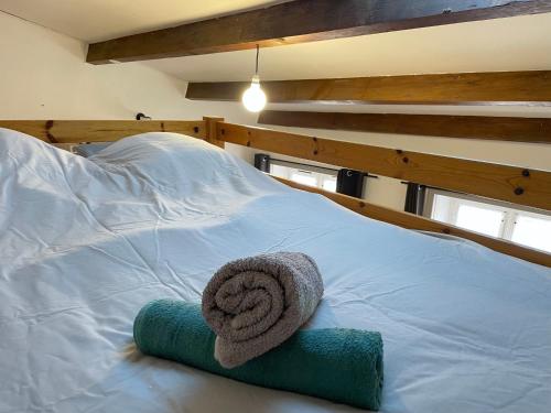 - un lit avec une serviette dans l'établissement ღ Marché Central • Au cœur de ville & Spacieux, à La Rochelle