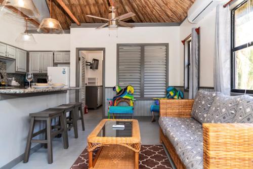 ein Wohnzimmer mit einem Sofa und einem Tisch in der Unterkunft C4 - Villa McDonald in San Pedro