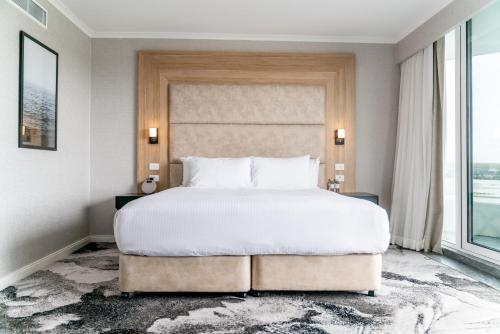 Cama o camas de una habitación en The Brighton Hotel Sydney - Mgallery Collection