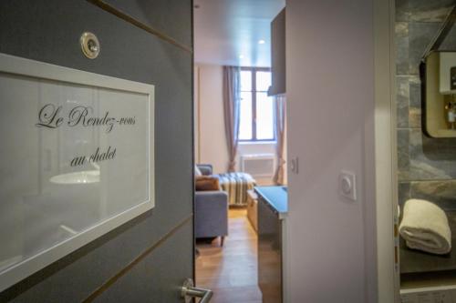 Cette chambre dispose d'une porte avec une photo sur le mur. dans l'établissement Le Rendez vous au chalet des grenoblois, à Grenoble