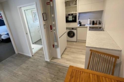 ラッセルにあるStay n Play n Russellのカウンター付きのキッチン、部屋へのドア
