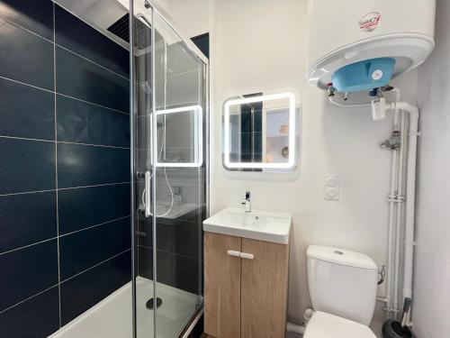 une salle de bain avec une douche, des toilettes et un lavabo dans l'établissement Le Pâtis - Proche Gare - Centre ville - 4 pers, au Mans