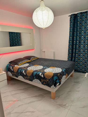 - une chambre avec un lit doté d'une couette et d'une lampe dans l'établissement Appartement avec jacuzzi, sauna, jardin, à Bondy