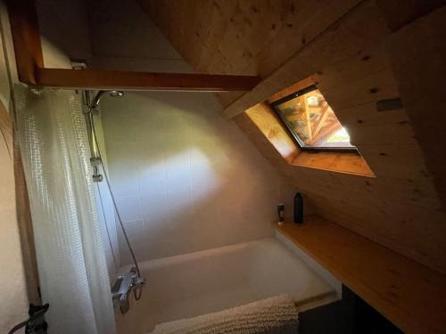 une salle de bain avec une baignoire et une fenêtre dans l'établissement Havre de paix: maison de campagne avec piscine, à Carvès