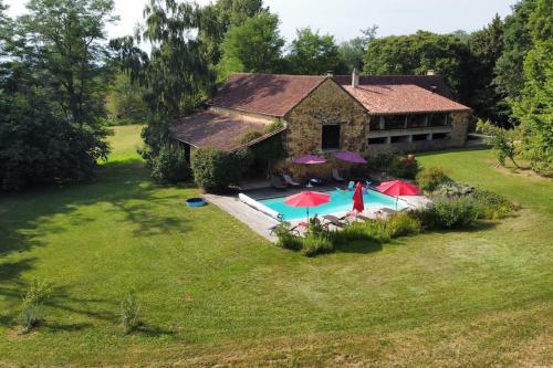 une vue aérienne d'une maison avec piscine dans l'établissement Havre de paix: maison de campagne avec piscine, à Carvès