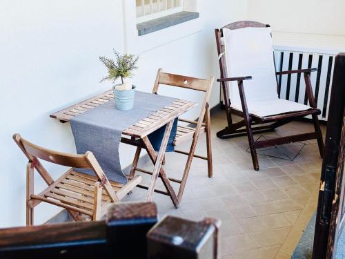 a table and chairs in a room with a plant on it at Oltremare Marzamemi in Marzamemi