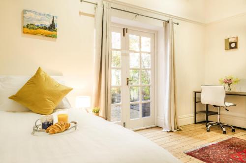 um quarto com uma cama com uma bandeja de comida em Spacious 5BR House with Garden & Parking - Near Metro em Jesmond