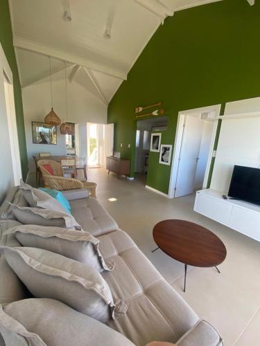 Ruang duduk di Praia do Forte - Piscinas Naturais - Village dos Ipês 3 quartos