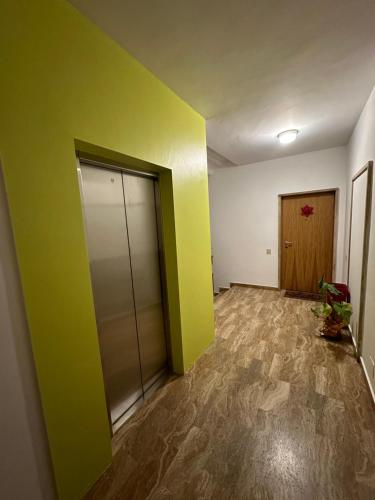an empty room with green walls and a door at RESIDENCE BIANCOVERDE in Rovereto