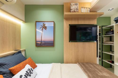 a bedroom with a bed and a flat screen tv at PREMIUM Maravilhoso Estúdio sofisticado e completo em Ipanema in Rio de Janeiro