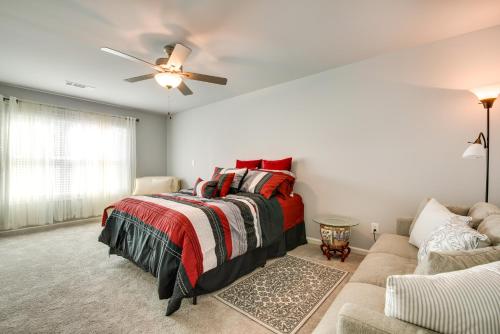 - une chambre avec un lit et un canapé dans l'établissement Atlanta Home with Patio, 8 Mi to Downtown and Aquarium, à Atlanta