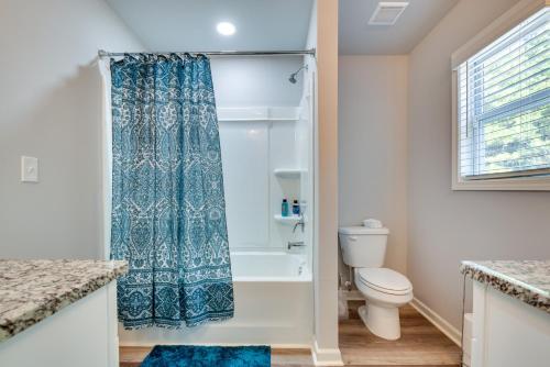 La salle de bains est pourvue de toilettes et d'un rideau de douche. dans l'établissement Atlanta Home with Patio, 8 Mi to Downtown and Aquarium, à Atlanta