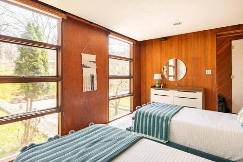 Postel nebo postele na pokoji v ubytování Mid Century Modern Getaway with outdoor Hot Tub