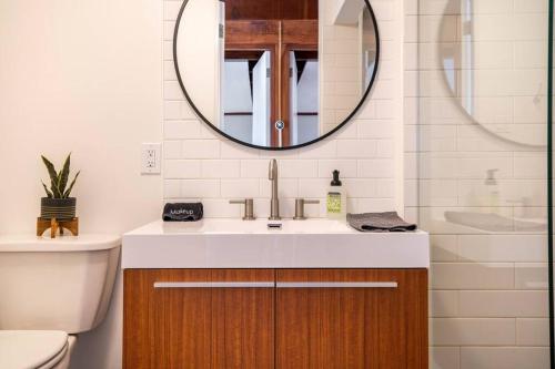 een badkamer met een wastafel en een spiegel bij Mid Century Modern Getaway with outdoor Hot Tub 