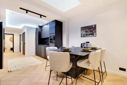 une cuisine et une salle à manger avec une table et des chaises dans l'établissement Elegant apartment - 2BR-6P - Le Marais, à Paris