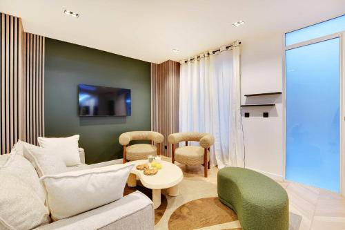 un salon avec un canapé et une table dans l'établissement Elegant apartment - 2BR-6P - Le Marais, à Paris