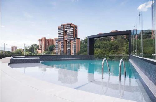 una piscina en la parte superior de un edificio en Modern Units Poblado with stunning view, en Medellín
